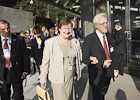 Presidentti Halonen ja tohtori Arajärvi matkalla YK:n yleiskokouksen avajaisiin New Yorkissa 21. syyskuuta 2011. Copyright © Tasavallan presidentin kanslia 